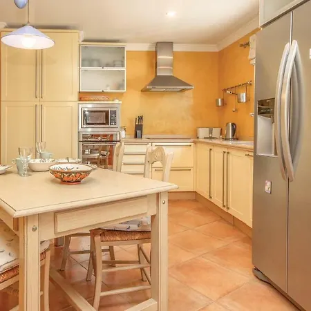 Three-bedroom In 아파트 *